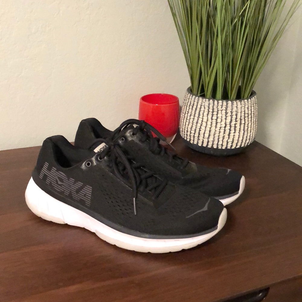 Hoka One - Time to Fly- Cavu- Size 8